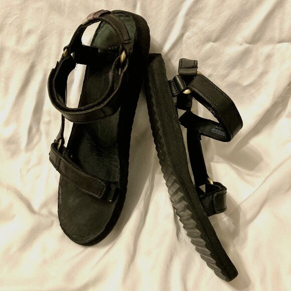 Great Condition Women's SZ 10 Leather TEVA Original Universal Slim Sandal, Black - Picture 9 of 9
